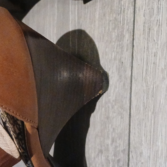 Micheal Korrs Sandals - Picture 8 of 9